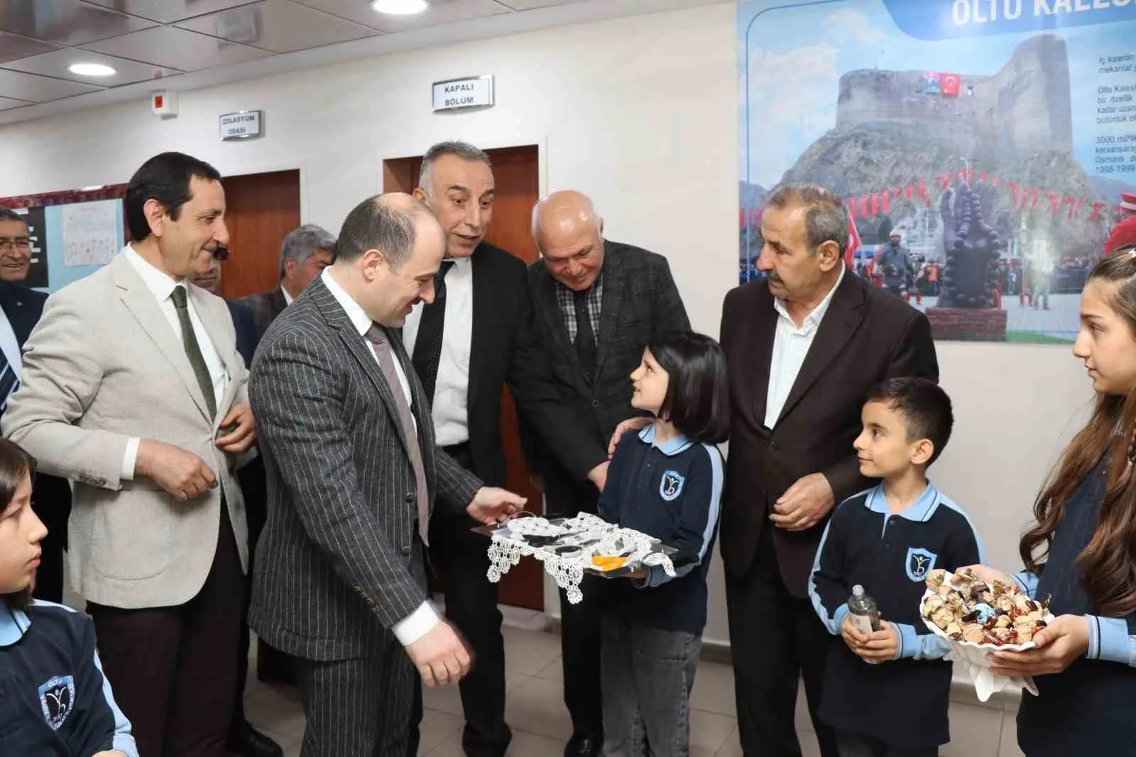 Erzurum’un Oltu ilçesindeki Yasin Haşimoğlu İlkokulu’nda öğrencilerce bilim şenliği kapsamında