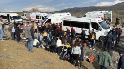 Sivas’ta öğretmenleri taşıyan minibüs kazaya karıştı. İlk belirlemelere göre 3’ü