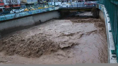 Oltu'da yoğun dolu ve yağmur, Oltu Çayı'nın debisini iki katına