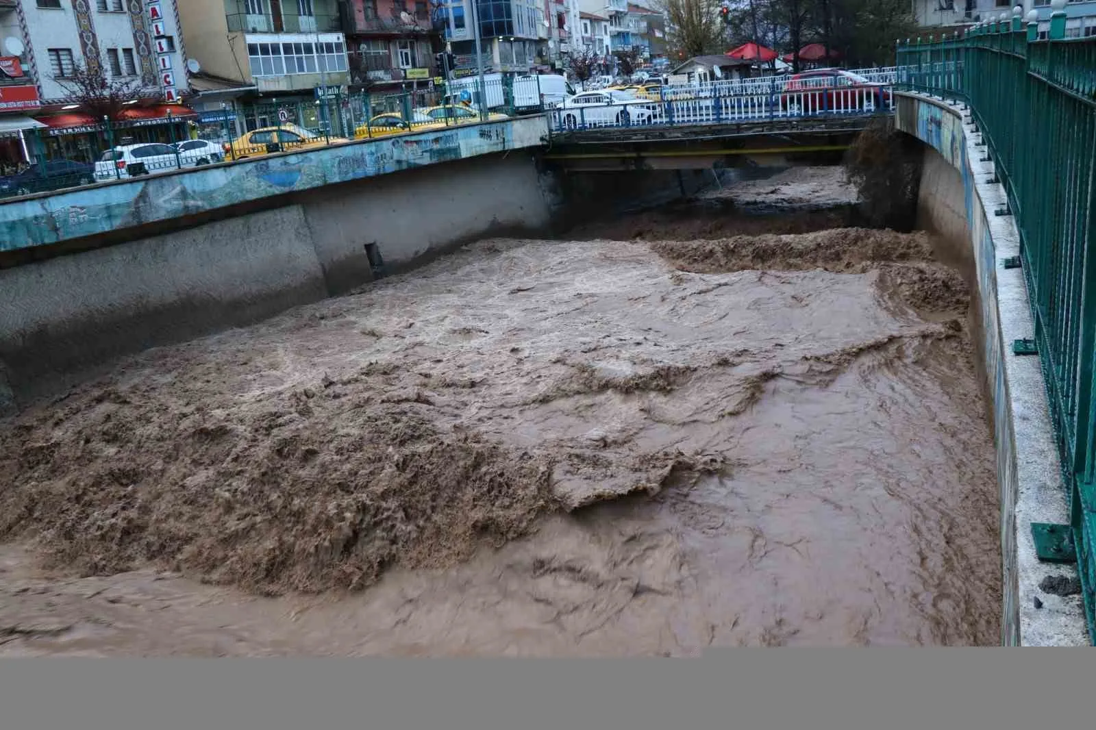 Oltu'da yoğun dolu ve yağmur, Oltu Çayı'nın debisini iki katına