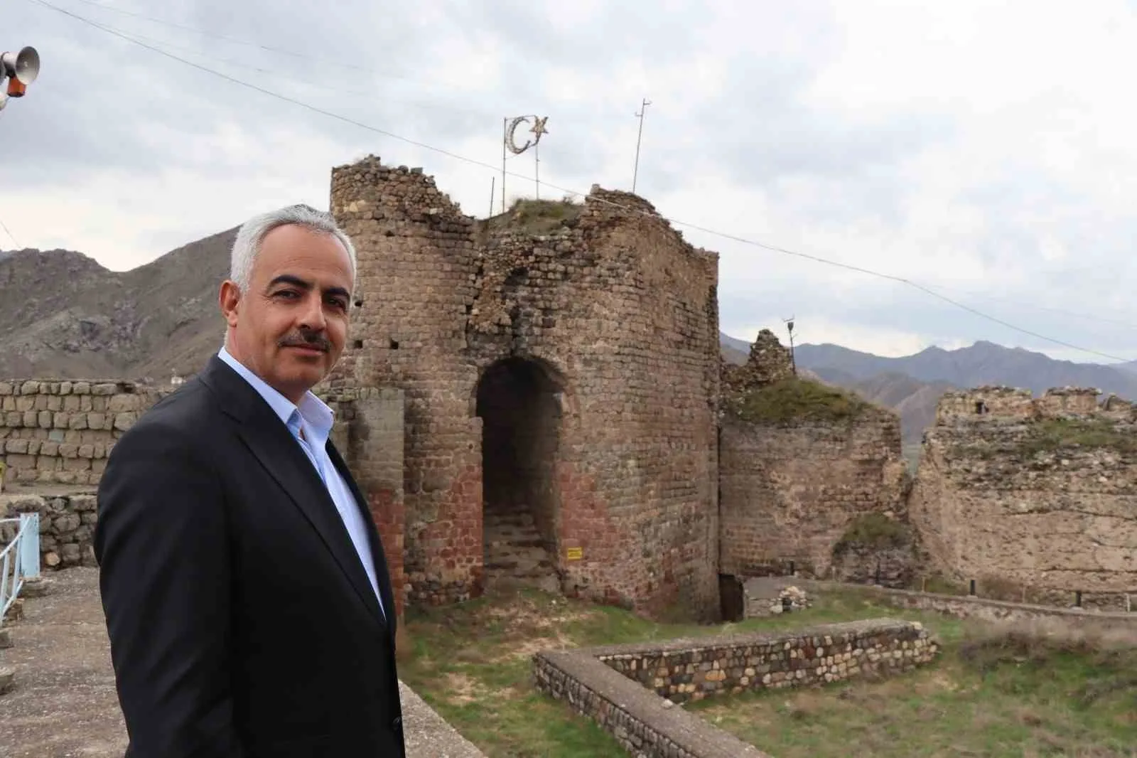 Oltu Kalesi'nin tarihi dokusunu korumak amacıyla başlatılan restorasyon çalışmaları, uzun