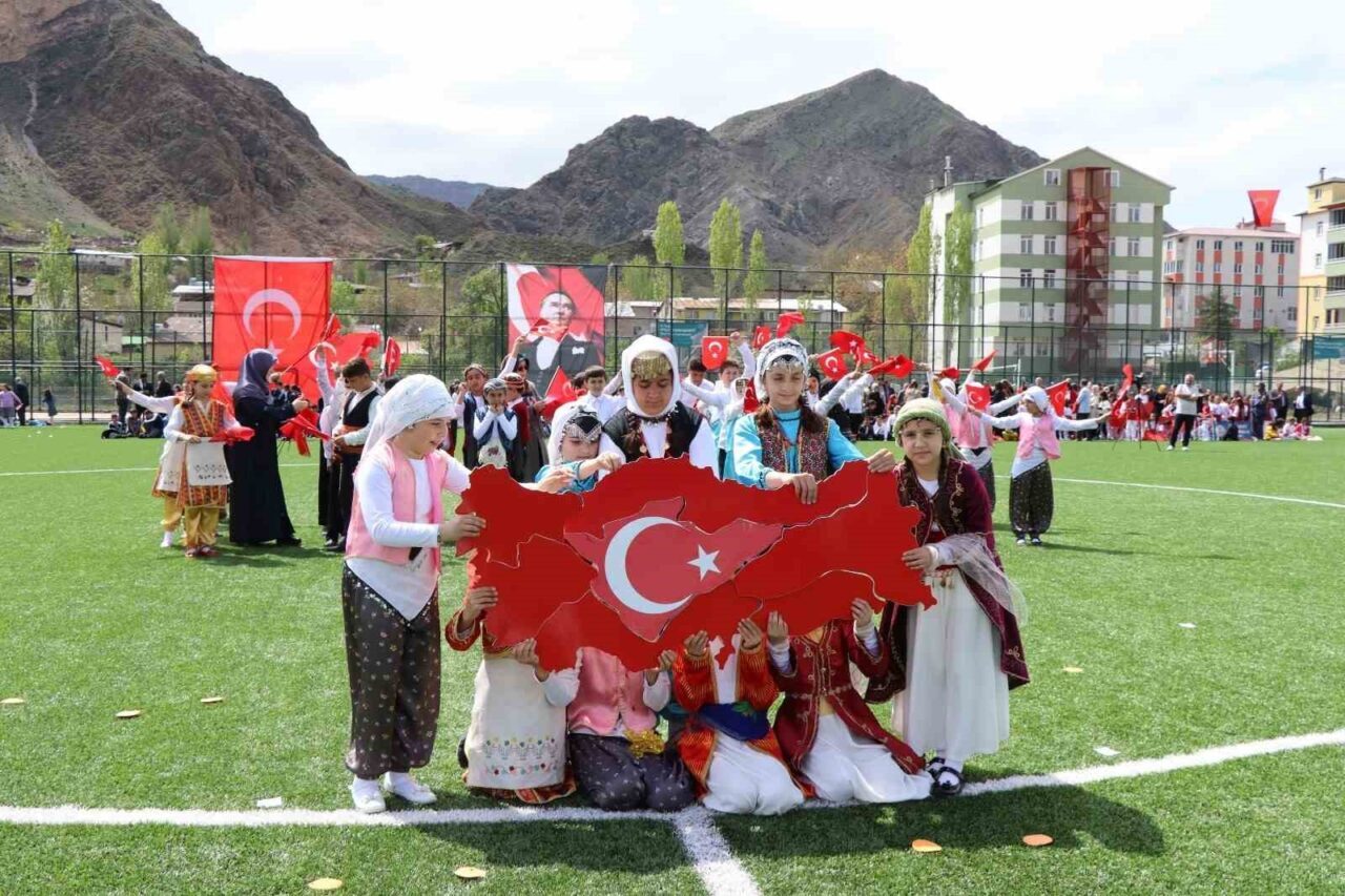 Oltu’da hava muhalefeti nedeni ile ertelenen 23 Nisan Ulusal Egemenlik