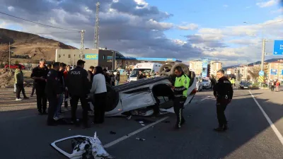 Erzurum'un Oltu ilçesinde meydana gelen trafik kazasında, iki aracın çarpışması