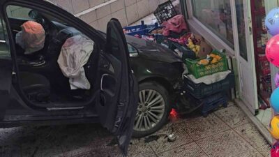 Ordu’nun Ünye ilçesinde çarpışan otomobillerden biri markete daldı. Sürücüler kazayı