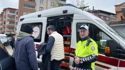 Ordu’nun Ünye ilçesinde motosiklet ile hafif ticari aracın çarpışması sonucu