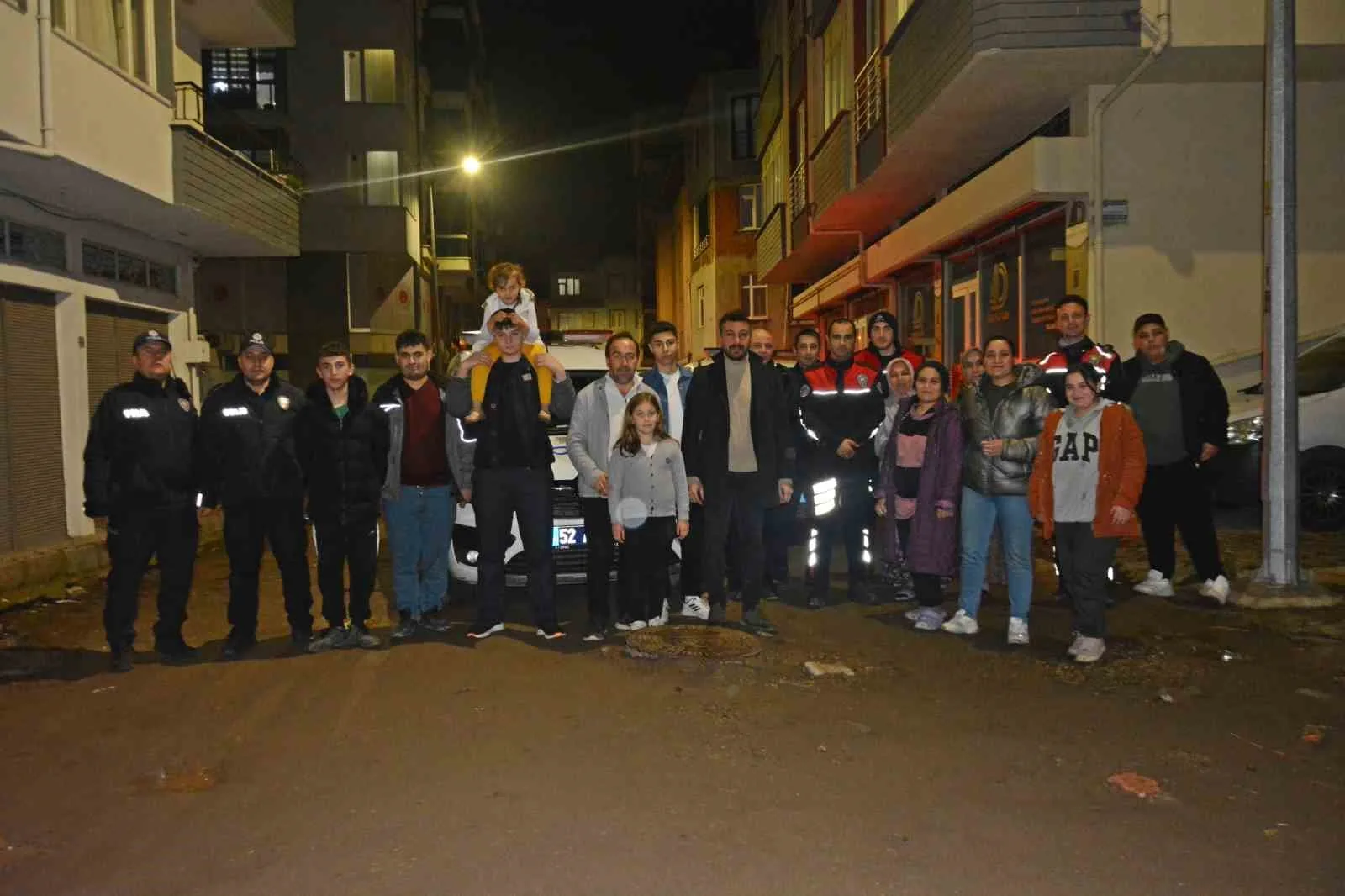 Ünye'de polis ekiplerini kavga ihbarıyla şaşırtan mahalle sakinleri, Türk Polis