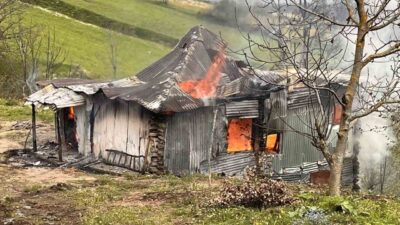 Ordu’nun Akkuş ilçesinde yaşlı bir adamın yaşadığı evde çıkan yangın,