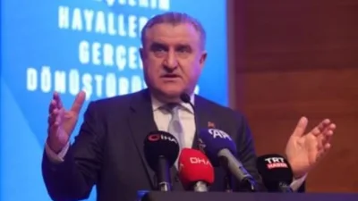 Gençlik ve Spor Bakanı Dr. Osman Aşkın Bak, üniversite öğrenci