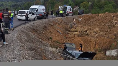 Zonguldak'ın Çaycuma ilçesinde Filyos istikametinde meydana gelen trafik kazasında otomobil