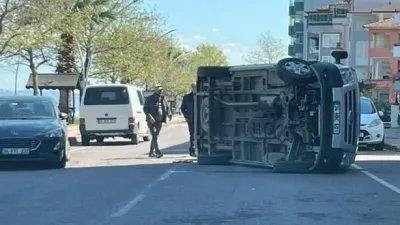 Kocaeli’nin Gölcük ilçesinde başka bir otomobile çarpan araç yan yattı.