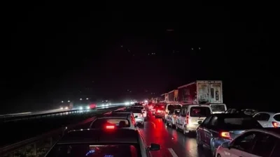 Sakarya'da Anadolu Otoyolu'nda meydana gelen kaza, tırın bariyerlere çarpması sonucu
