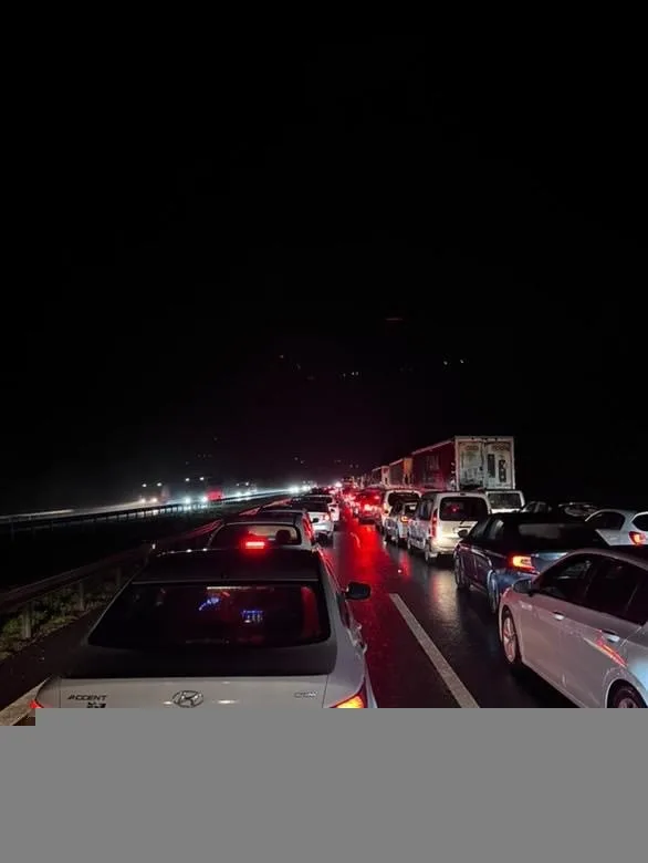 Sakarya'da Anadolu Otoyolu'nda meydana gelen kaza, tırın bariyerlere çarpması sonucu