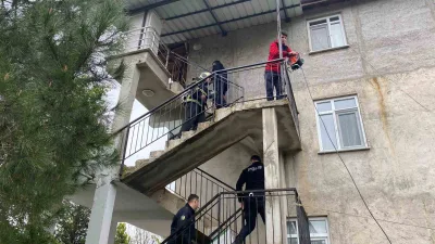 Kocaeli İzmit'te çıkan daire yangını sonucu, oturma odası ve eşyalar