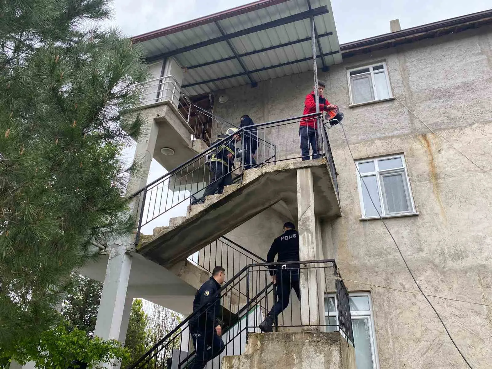 Kocaeli İzmit'te çıkan daire yangını sonucu, oturma odası ve eşyalar