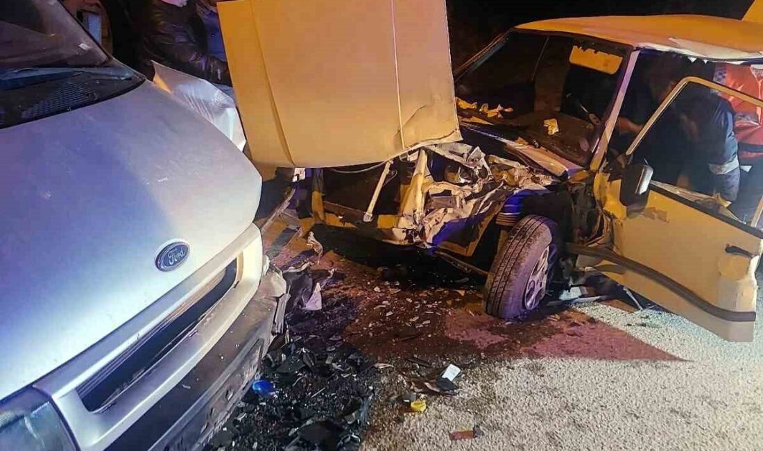 Sakarya’nın Erenler ilçesinde otomobil ile panelvan tipi aracın kafa kafaya