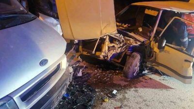 Sakarya’nın Erenler ilçesinde otomobil ile panelvan tipi aracın kafa kafaya