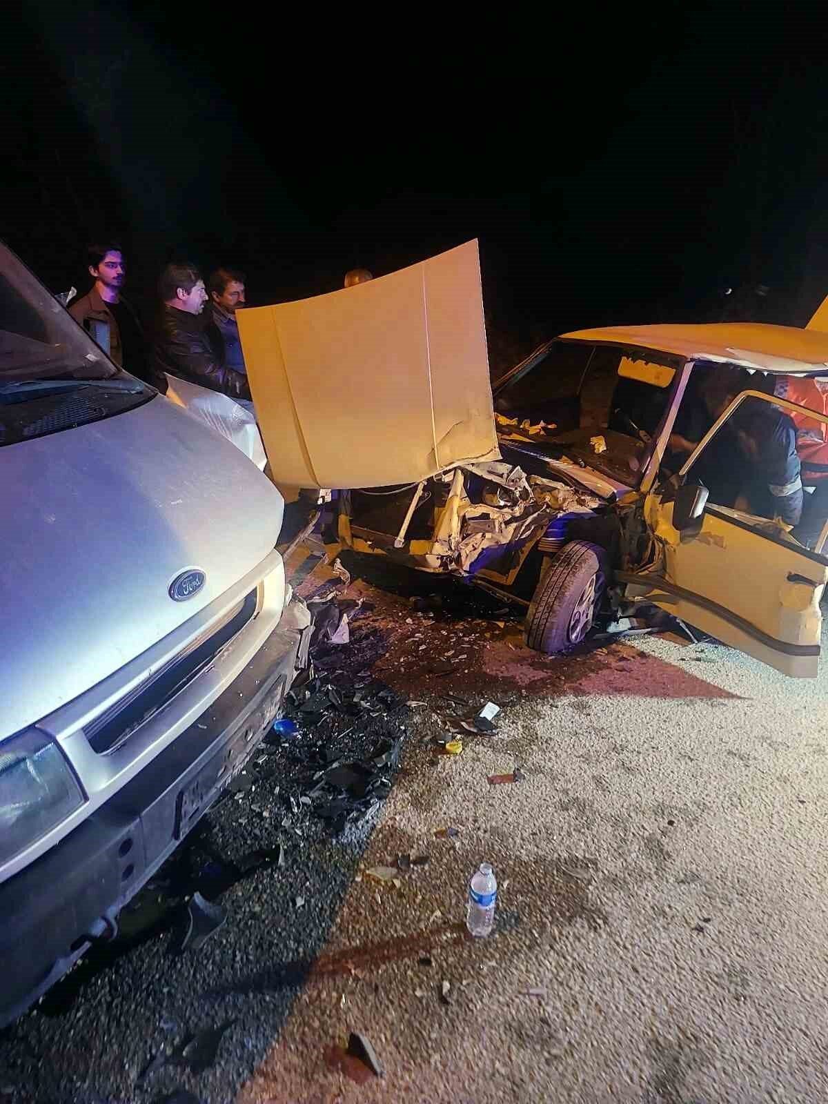 Sakarya’nın Erenler ilçesinde otomobil ile panelvan tipi aracın kafa kafaya