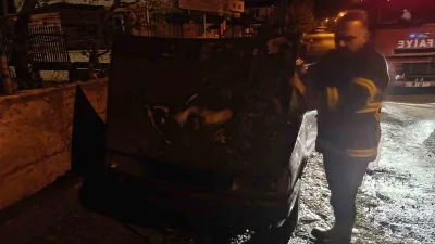 Tosya ilçesindeki Akbük köyünde park halindeki bir Tofaş-Fiat otomobil motor