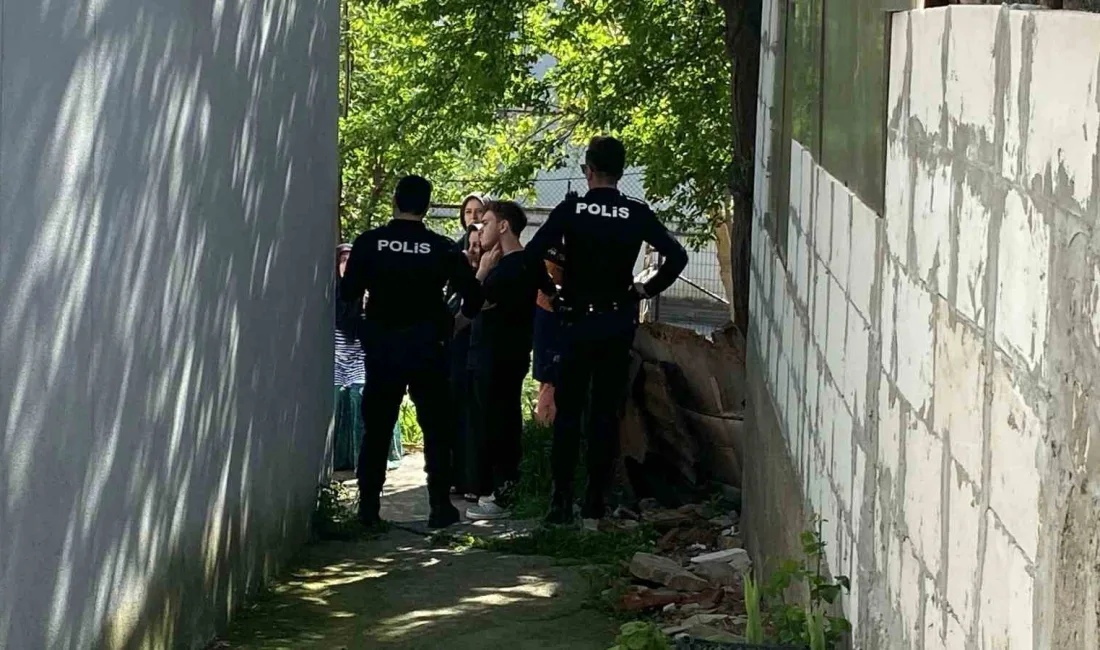 Kocaeli’nin İzmit ilçesinde pencere kenarında yoğurt yiyen 5 yaşındaki çocuk,