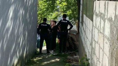 Kocaeli’nin İzmit ilçesinde pencere kenarında yoğurt yiyen 5 yaşındaki çocuk,