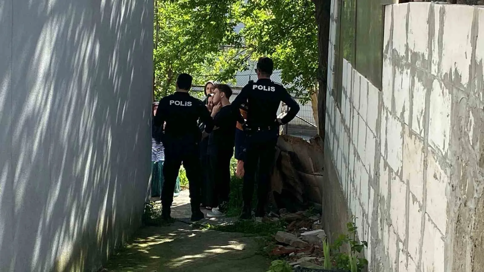 Kocaeli’nin İzmit ilçesinde pencere kenarında yoğurt yiyen 5 yaşındaki çocuk,