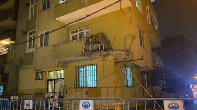 İstanbul Pendik’te 5 katlı binanın 1. katındaki dairenin balkonu çöktü.