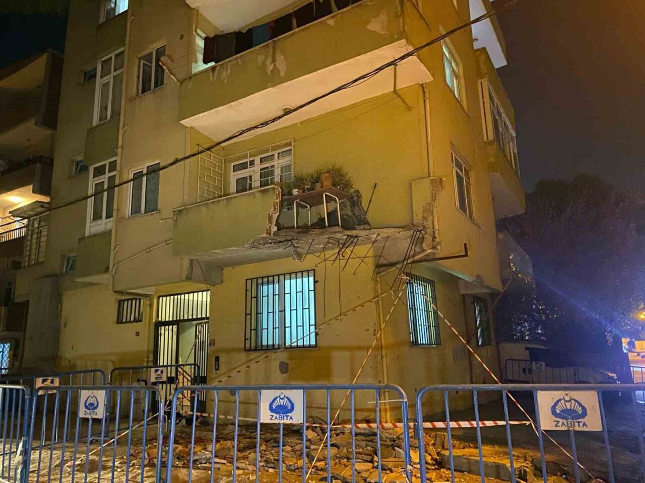 İstanbul Pendik’te 5 katlı binanın 1. katındaki dairenin balkonu çöktü.