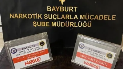 Bayburt’ta polisin durduğu araç içerisinde adli arama yapıldı. Araçta bulunan
