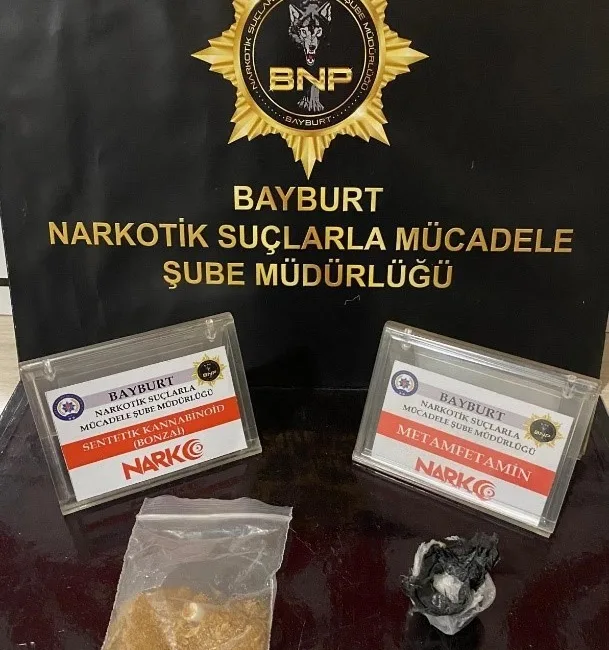 Bayburt’ta polisin durduğu araç içerisinde adli arama yapıldı. Araçta bulunan