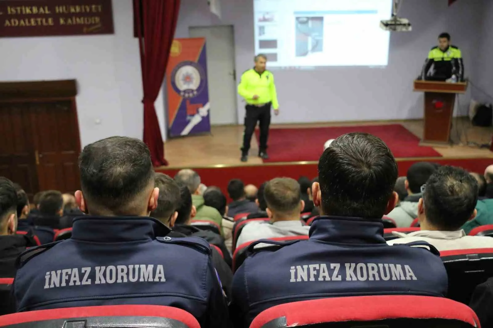 Erzurum Emniyet Müdürlüğü ekipleri trafik kazalarının önüne geçmek ve bu