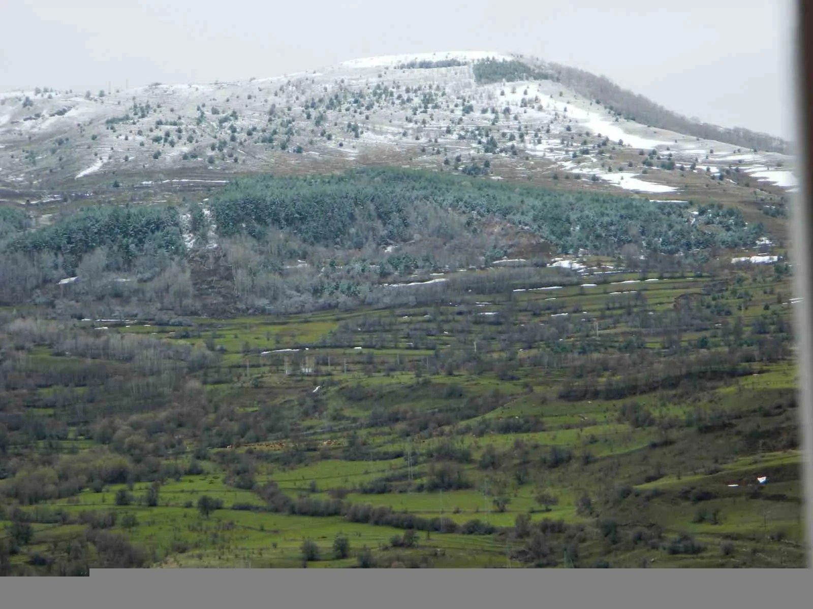 Ardahan’ın Posof ilçesinde bahar mevsimi olmasına rağmen yüksek kesimlerde kar