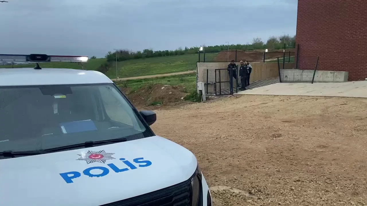 İzmit'te bir rezidansın önünde "namus davası" diye bağırarak 2 kişiyi