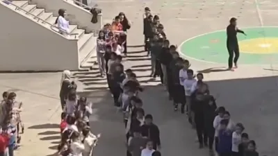 Rize’de bir inşaatın dış cephesinde çalışan usta, o esnada bitişikteki