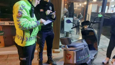 Sakarya'nın Akyazı ilçesinde meydana gelen trafik kazasında elektrikli bisikletin yayaya