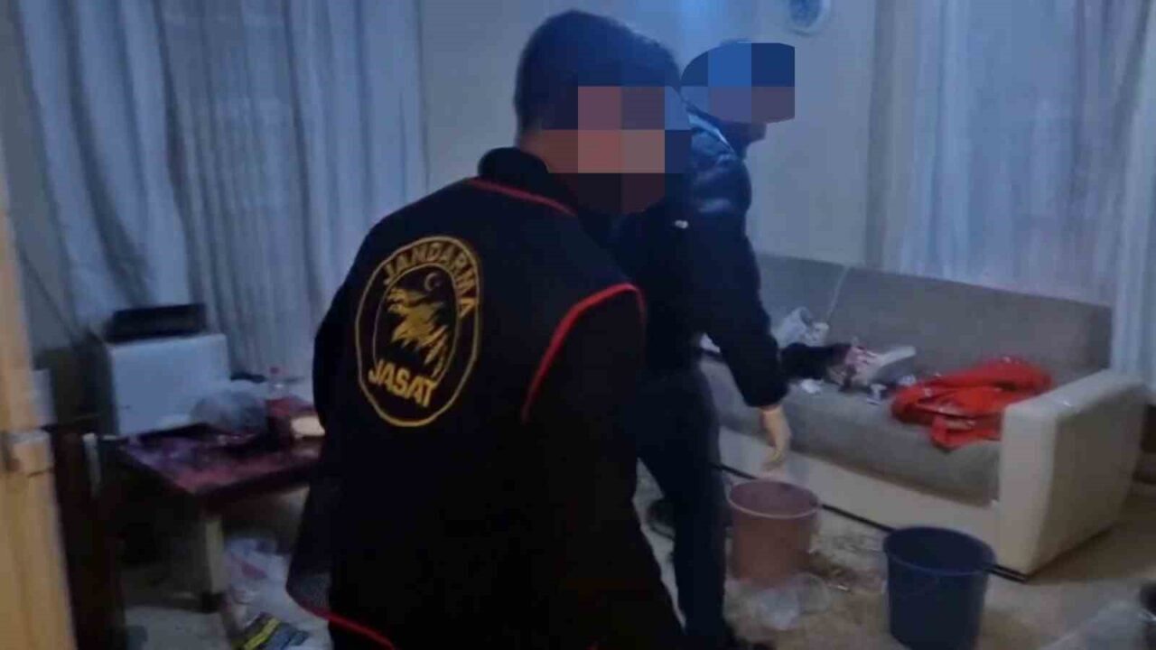 Sakarya’nın Adapazarı ve Karasu ilçelerinde jandarma ekiplerince düzenlenen uyuşturucu operasyonlarında