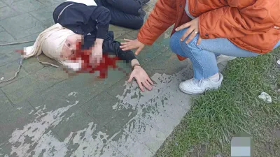 Sakarya’nın Arifiye ilçesinde 23 yaşındaki kadın, ikinci kattan düşerek yaralandı.