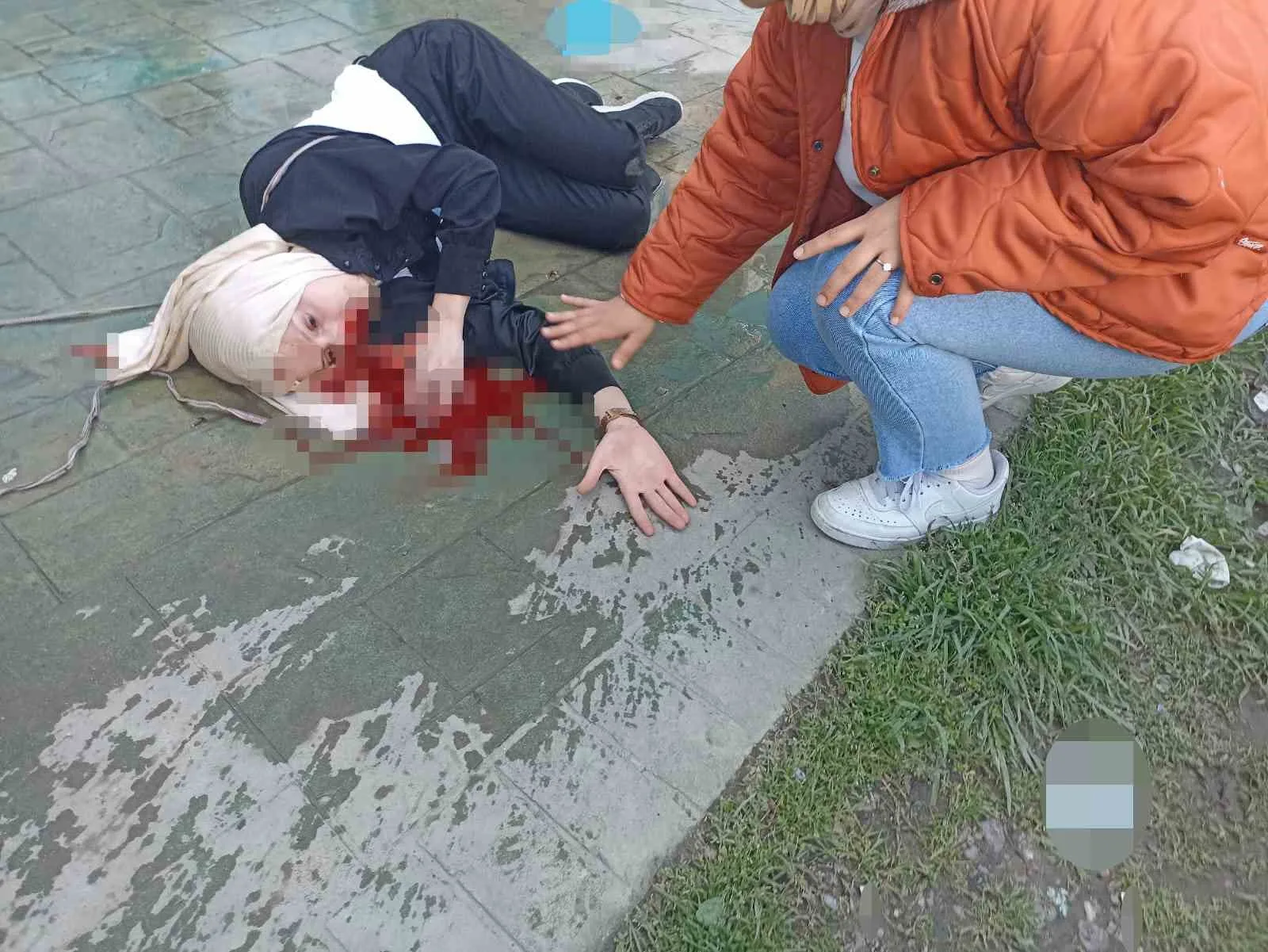 Sakarya’nın Arifiye ilçesinde 23 yaşındaki kadın, ikinci kattan düşerek yaralandı.