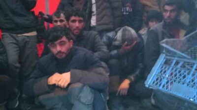 Sakarya’da durdurulan yabancı plakalı tırın dorsesinde 46 düzensiz göçmen yakalandı,