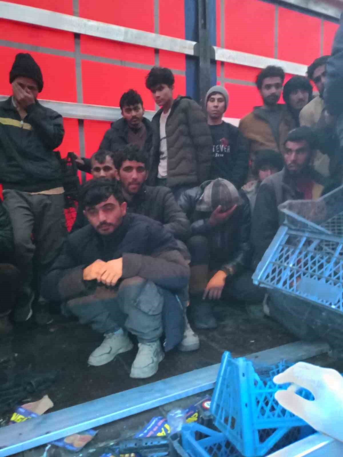 Sakarya’da durdurulan yabancı plakalı tırın dorsesinde 46 düzensiz göçmen yakalandı,