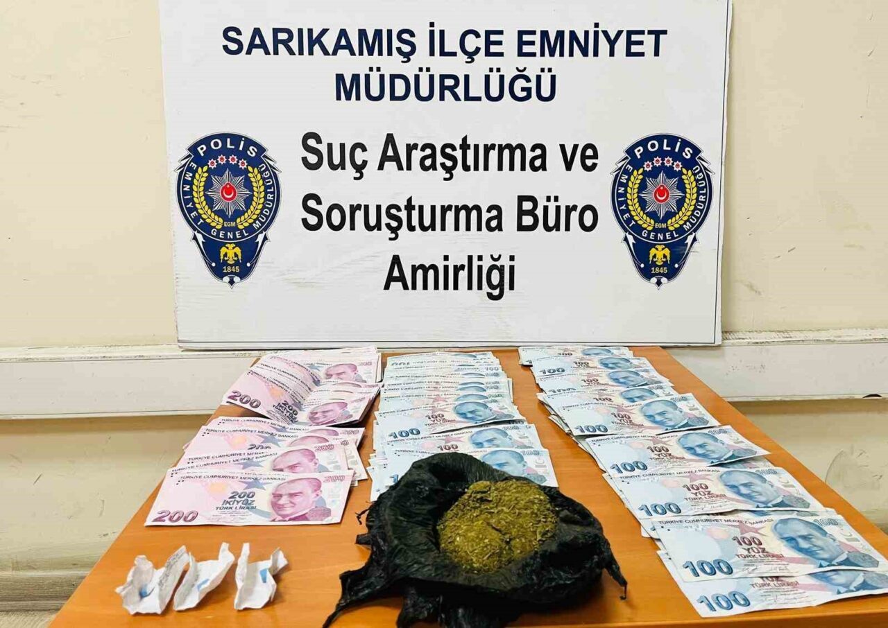 Sarıkamış’ta bir yolcu otobüsünde, yolcu olarak bulunan 1 kişinin üzerinden