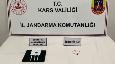 Sarıkamış'ta yol kontrolünde "Tabla" isimli köpek ile yapılan aramada uyuşturucu