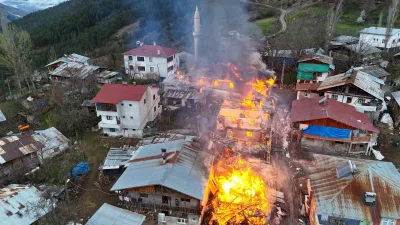Artvin'in Şavşat ilçesine bağlı Dutlu köyünde çıkan yangında dört ev,