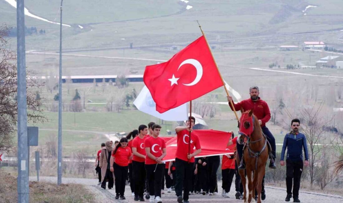 Erzurum’da bir grup ortaokul öğrencisi, öğretmenleri ile birlikte şehitleri anmak