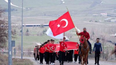 Erzurum’da bir grup ortaokul öğrencisi, öğretmenleri ile birlikte şehitleri anmak
