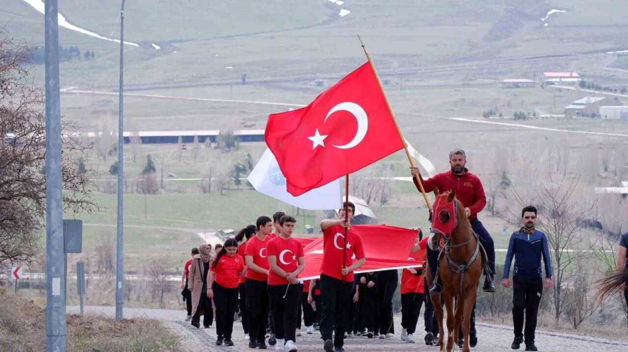 Erzurum’da bir grup ortaokul öğrencisi, öğretmenleri ile birlikte şehitleri anmak