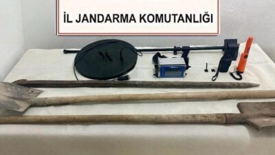 Selim’de define avcısı 5 kişi jandarma ekiplerince kazı yaptıkları sırada