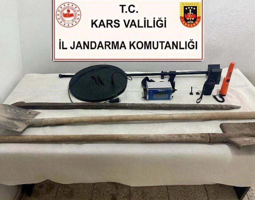 Selim’de define avcısı 5 kişi jandarma ekiplerince kazı yaptıkları sırada