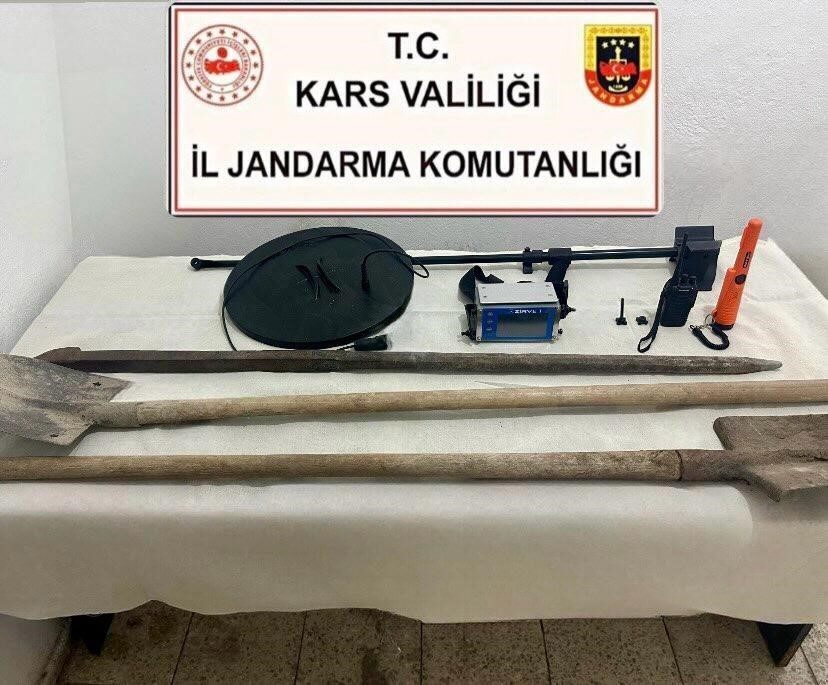 Selim’de define avcısı 5 kişi jandarma ekiplerince kazı yaptıkları sırada