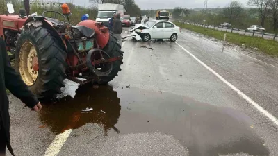 Çaycuma'da otomobilin traktöre çarpması sonucu meydana gelen trafik kazasında 2