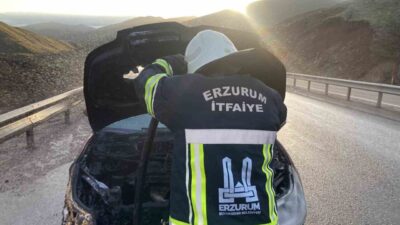 Erzurum’un Aşkale ilçesinde seyir halindeki otomobil yandı. Alınan bilgiye göre